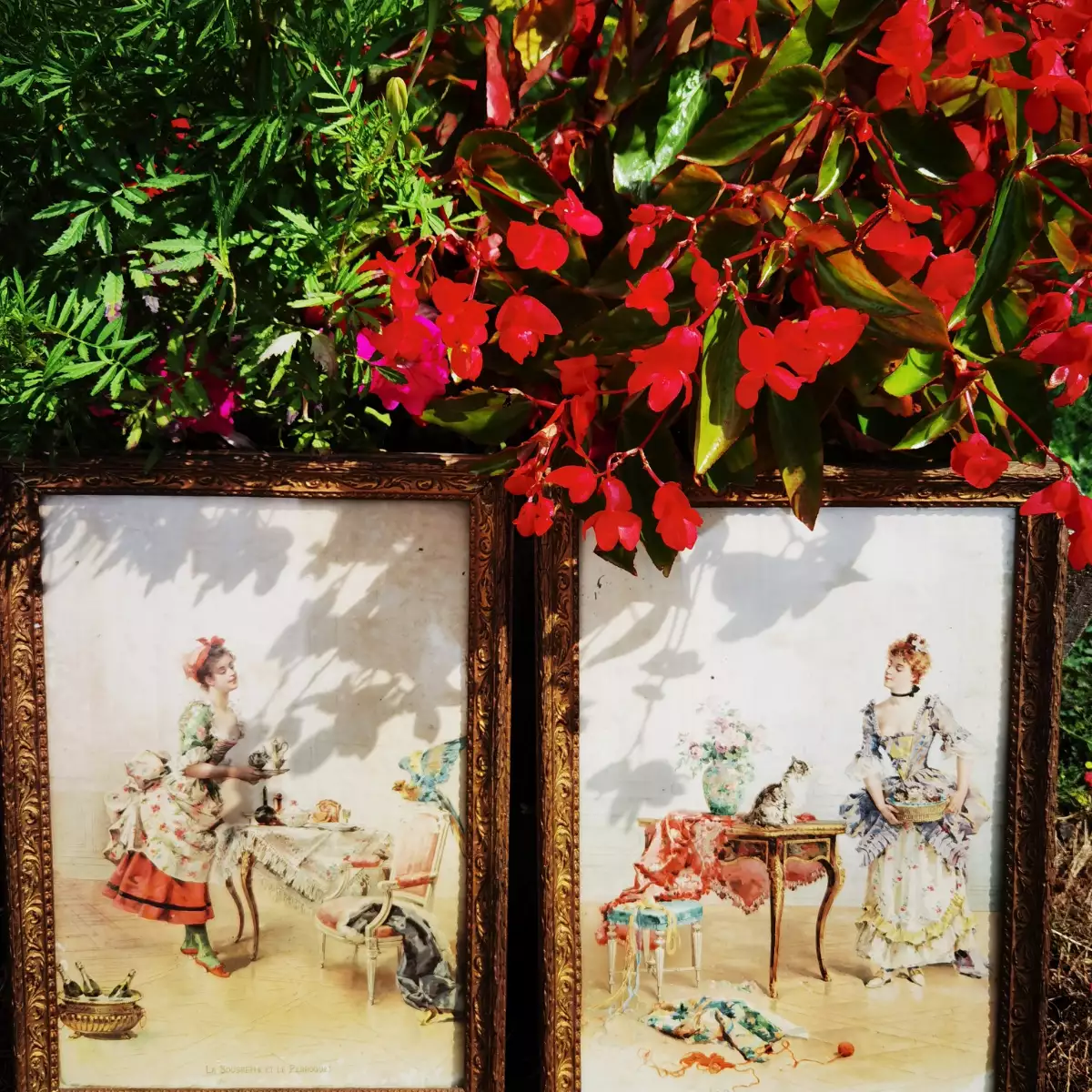 2 chromolithographies encadrées.